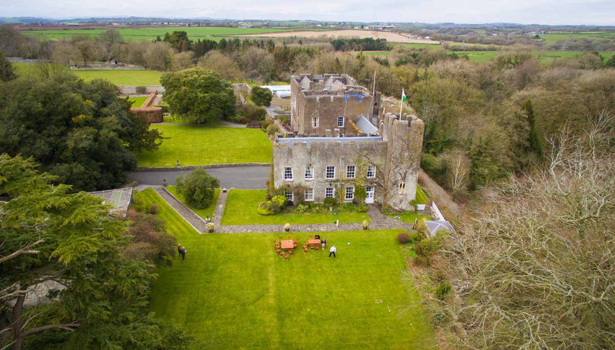 Người ta cho rằng, Oliver St John Fonmon, một trong Mười hai Hiệp sĩ của Glamorgan, là người chịu trách nhiệm xây dựng lâu đài này trong cuộc chinh phục Glamorgan của người Norman. Ảnh: @Dr Andy Seaman.