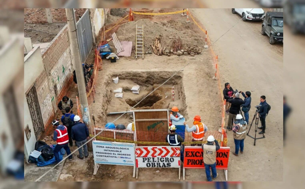 Trong khi đào bới bên dưới một con phố dân cư, nhóm công nhân này đã phát hiện ra một ngôi mộ ước tính có niên đại từ 1.000 đến 1.200 năm tuổi. Ảnh: @ GB News.