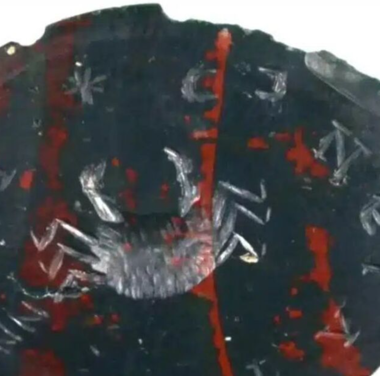 Xung quanh con cua còn khắc những dòng chữ cầu mong chữa lành bệnh. Có thể nói, đây là một trong những bùa khắc lõm được bảo quản tốt nhất từng được tìm thấy ở Thổ Nhĩ Kỳ, với hình ảnh và dòng chữ trong tình trạng hoàn hảo, dễ đọc. Ảnh: @Đại học Süleyman Demirel.