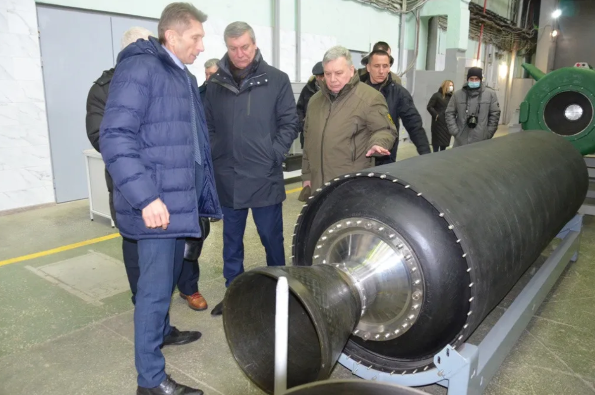 Tên lửa vừa được đề cập ở đầu bài viết này là Hrim-2, còn được gọi là Sapsan trong phiên bản xuất khẩu, nằm trong một dự án bắt nguồn từ chuyên môn về công nghệ tên lửa thời Liên Xô cũ của Ukraine. Được phát triển bởi Cục thiết kế Yuzhnoye và được sản xuất bởi Yuzhmash tại Dnipro, Hrim-2 là tên lửa đạn đạo tầm ngắn được thiết kế để tấn công chính xác. Ảnh: @militarnyi.