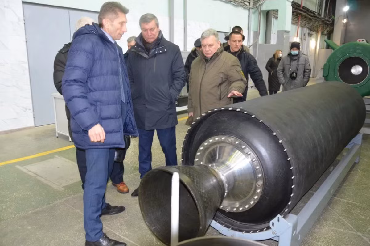 Tên lửa vừa được đề cập ở đầu bài viết này là Hrim-2, còn được gọi là Sapsan trong phiên bản xuất khẩu, nằm trong một dự án bắt nguồn từ chuyên môn về công nghệ tên lửa thời Liên Xô cũ của Ukraine. Được phát triển bởi Cục thiết kế Yuzhnoye và được sản xuất bởi Yuzhmash tại Dnipro, Hrim-2 là tên lửa đạn đạo tầm ngắn được thiết kế để tấn công chính xác. Ảnh: @militarnyi.