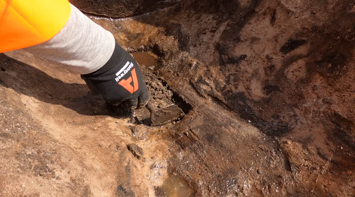 Đó là một chiếc xẻng bằng gỗ, là một trong những công cụ bằng gỗ lâu đời nhất và hoàn chỉnh nhất từng được phát hiện đến nay ở Anh. Ảnh: @Viện Khảo cổ Wessex.