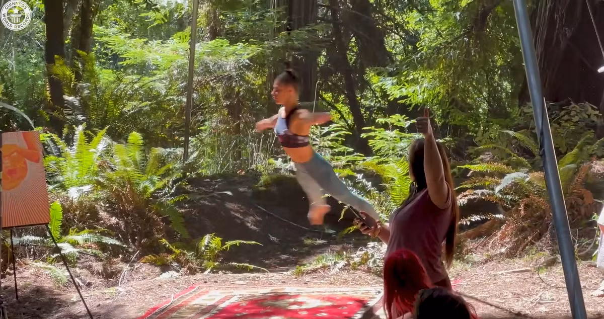 Theo một số nhận định, những người thực hành nghệ thuật treo mình bằng tóc kiểu thế này thường có phương pháp buộc tóc đặc biệt của riêng mình. Ảnh: @guinnessworldrecords.