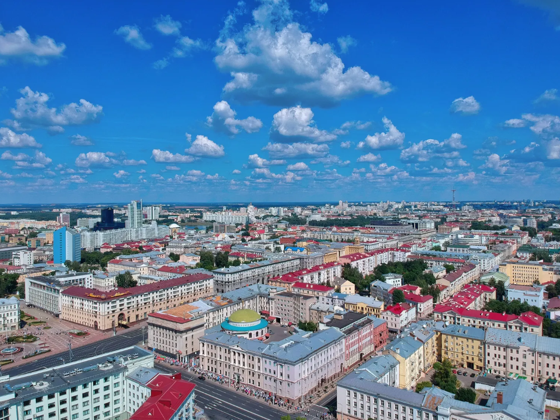 Về mặt tài chính, chương trình Su-75 đặt ra thách thức cho Belarus. Nền kinh tế của đất nước này phụ thuộc nhiều vào trợ cấp và nhập khẩu năng lượng của Nga, đã bị căng thẳng do các lệnh trừng phạt của phương Tây áp đặt từ năm 2022, do đàn áp chính trị và sự phản đối của phương Tây đối với các hành động của Nga ở Ukraine. Năm 2023, GDP của Belarus đạt khoảng 72 tỷ đô la, với chi tiêu quốc phòng ước tính là 1,2 tỷ đô la mỗi năm. Việc phát triển hoặc sản xuất máy bay chiến đấu thế hệ thứ năm đòi hỏi khoản đầu tư đáng kể, có thể lên tới hàng tỷ đô la, cho cơ sở hạ tầng, đào tạo và chuyển giao công nghệ. Ảnh: @ Ministry of Foreign Affairs.