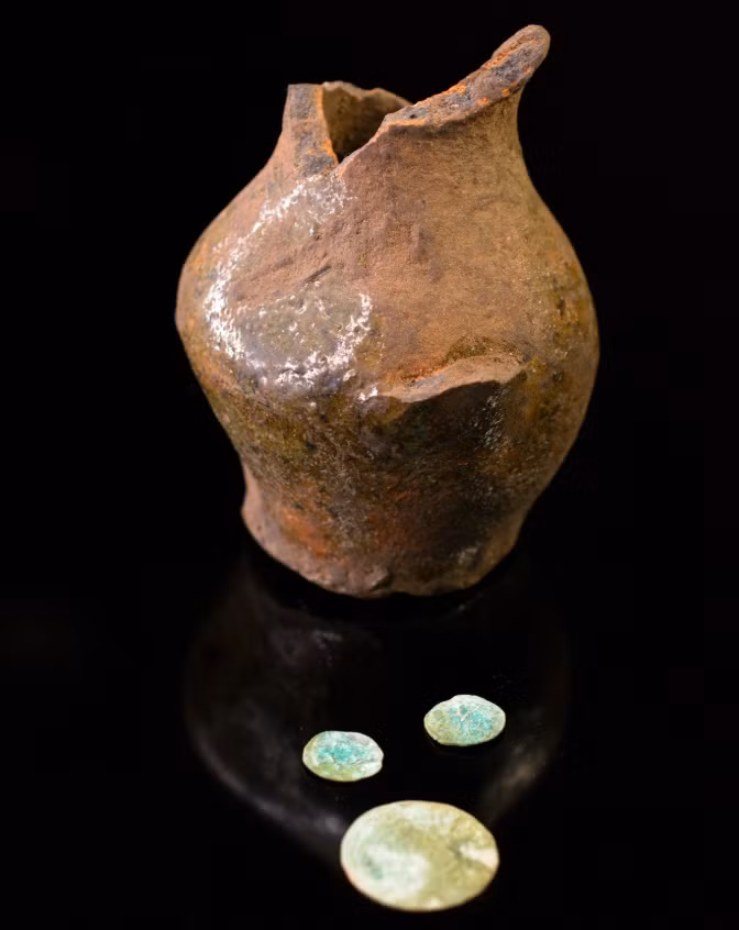 Kết quả cho thấy, bên trong bình gốm chứa hàng trăm đồng bạc và những đồng ducat vàng quý hiếm có niên đại từ thế kỷ 15 Sau Công nguyên. Ảnh: @Bảo tàng Fischer.