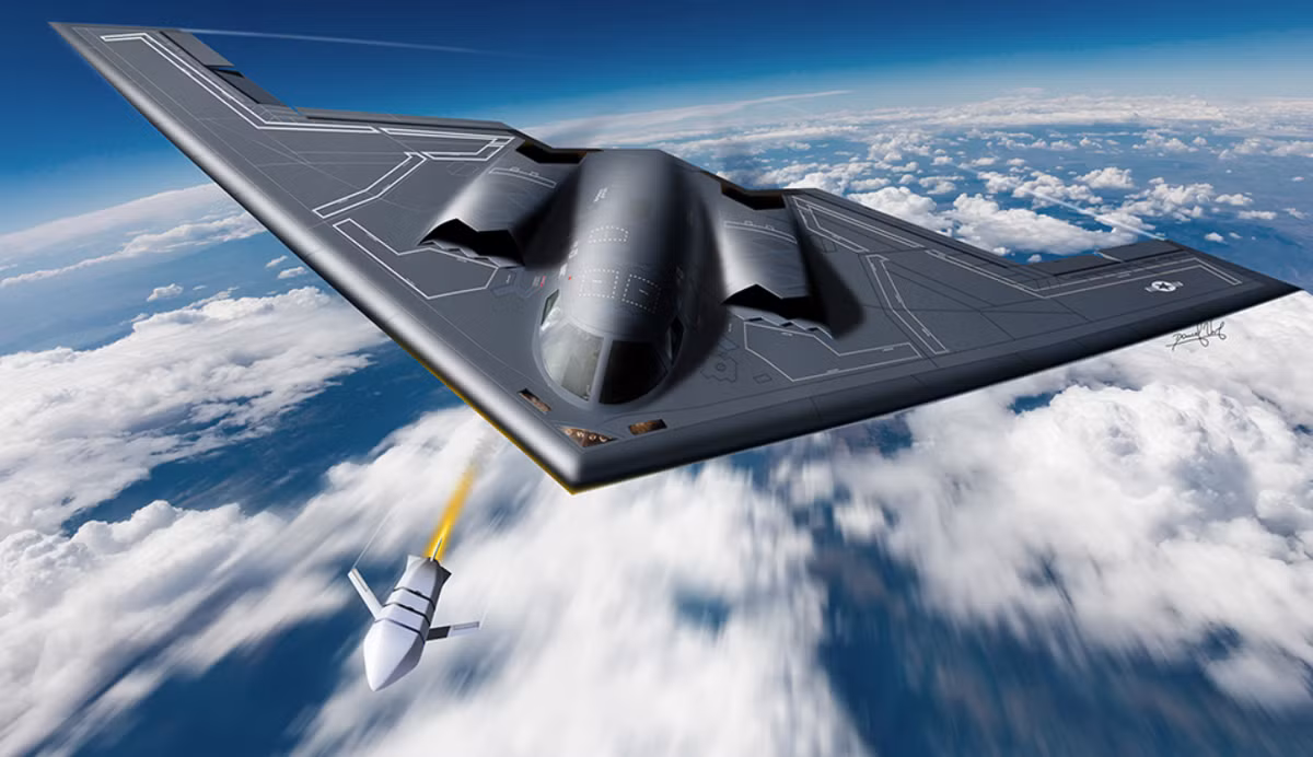 Về mặt lý thuyết, máy bay B-2 Spirits của Mỹ mang theo bom GBU-57 Massive Ordnance Penetrators (MOP) sẽ là một tổ hợp vũ khí đáng gờm có thể đào đủ sâu để phá hủy cơ sở hạt nhân Fordo của Iran. Một phần sức hấp dẫn của máy bay B-2 Spirits là nó có thể xâm nhập rất sâu vào không phận Iran, và tấn công các mục tiêu, mà không cần phải tiến hành một cuộc chiến tranh trên không toàn diện. Tuy nhiên, bất kể thế nào thì máy bay B-2 Spirits vẫn không phải là một lựa chọn cho Israel, vì Mỹ vẫn chưa đồng ý cung cấp dòng máy máy này để tham gia cuộc chiến cùng với Israel. Ảnh: @ Duhr Aviation Art.