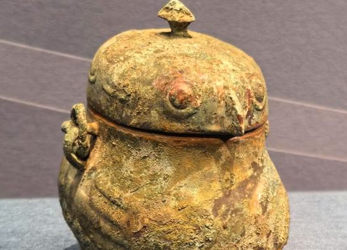 Các chuyên gia tại Trung tâm Bảo vệ, Phục hồi và Nhận dạng Di tích Văn hóa Tỉnh Sơn Đông đã xử lý cẩn thận tình trạng ăn mòn tại điểm tiếp xúc và tiến hành mở nắp. Ảnh: @Viện Khảo cổ học Tế Nam.