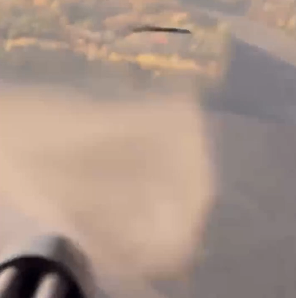 “Thành viên phi hành đoàn của một chiếc trực thăng Ukraine đã bắn hạ một chiếc OWA-UAV tầm xa Shahed-136/Geran-2 của Nga bằng súng máy M134 Minigun gắn bên hông”, Kênh Tin tức quân sự và xung đột @Archer83Able chia sẻ trên nền tảng X. Ảnh: @Archer83Able.