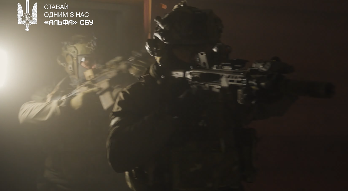 Mới đây, Cơ quan An ninh Ukraine vừa phát hành một video tuyển dụng mới có hình ảnh một chú chó robot được trang bị súng trường tấn công. Ảnh: @Cơ quan An ninh Ukraine.