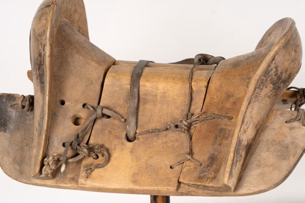 Những chiếc yên ngựa bán cấu trúc ban đầu có lẽ mang lại sự thoải mái và an toàn hơn cho người cưỡi và ngựa, giúp binh lính mặc áo giáp cưỡi ngựa có thể dễ dàng giao chiến trực tiếp hơn với vũ khí thô và kiếm. Ảnh: @Abell Auction Company.