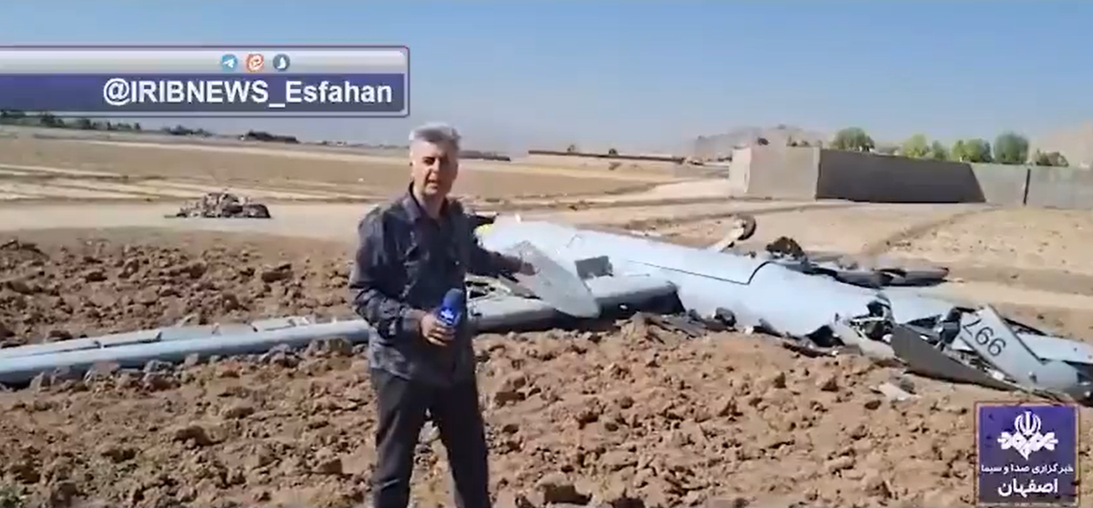 Đài truyền hình Iran đã phát sóng cảnh quay về những gì được cho là hệ thống phòng không của Iran bắn hạ một máy bay không người lái Hermes 900 của Israel. Đây là lần đầu tiên Iran phát sóng cảnh quay về một vụ hạ gục máy bay không người lái. Chiếc UAV này bị rơi ở tỉnh Isfahan. Ảnh: @Đài truyền hình IRIB News.