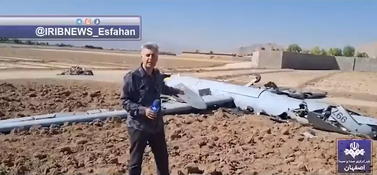 Đài truyền hình Iran đã phát sóng cảnh quay về những gì được cho là hệ thống phòng không của Iran bắn hạ một máy bay không người lái Hermes 900 của Israel. Đây là lần đầu tiên Iran phát sóng cảnh quay về một vụ hạ gục máy bay không người lái. Chiếc UAV này bị rơi ở tỉnh Isfahan. Ảnh: @Đài truyền hình IRIB News.