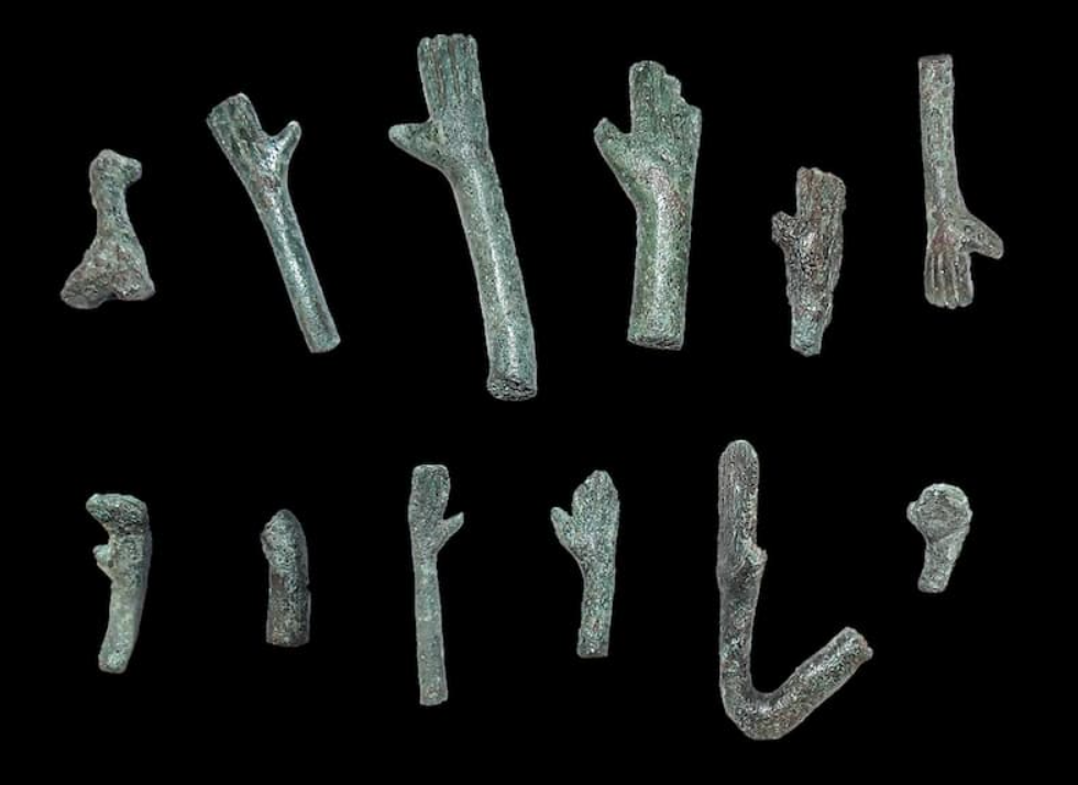 Số khác là phần nhỏ của các bức tượng nhỏ, chẳng hạn như bàn tay, bàn chân hoặc sừng mũ bảo hiểm, đảm bảo rằng mỗi mảnh vỡ thuộc về một bức tượng khác nhau. Ảnh: @Bảo tàng Quốc gia Ý.