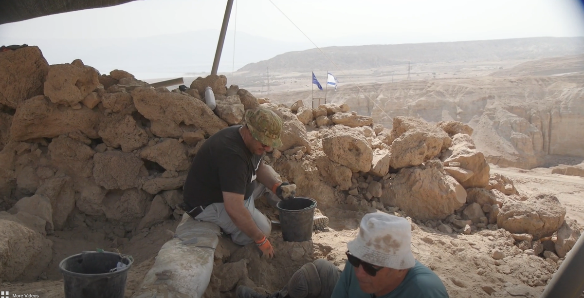 Nó được tạo thành từ những tảng đá lớn, nặng, được đẽo gọt bằng tay cách đây khoảng 2.200 năm trước. Ảnh: @Cơ Quan Cổ Vật Israel.