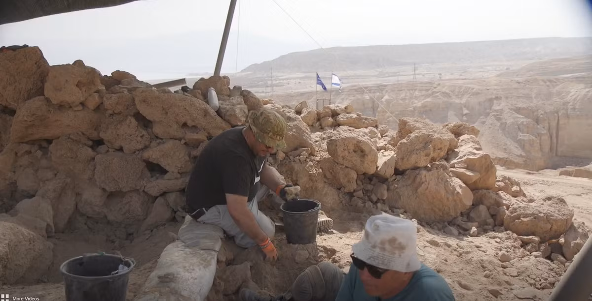 Nó được tạo thành từ những tảng đá lớn, nặng, được đẽo gọt bằng tay cách đây khoảng 2.200 năm trước. Ảnh: @Cơ Quan Cổ Vật Israel.