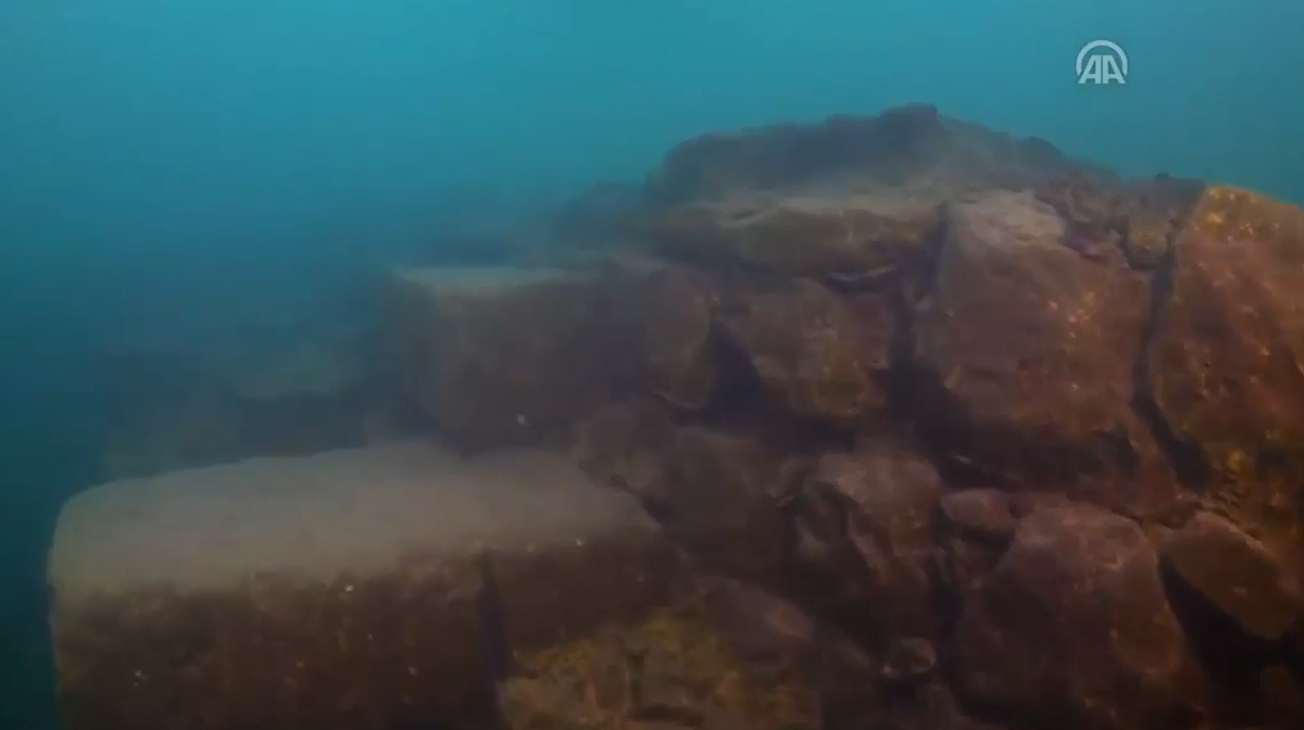 Lâu đài dưới nước Urartu dài khoảng 1 km, với những bức tường cao từ 3 đến 4 mét. Ảnh: @Đại học Van Yüzüncü Yıl.