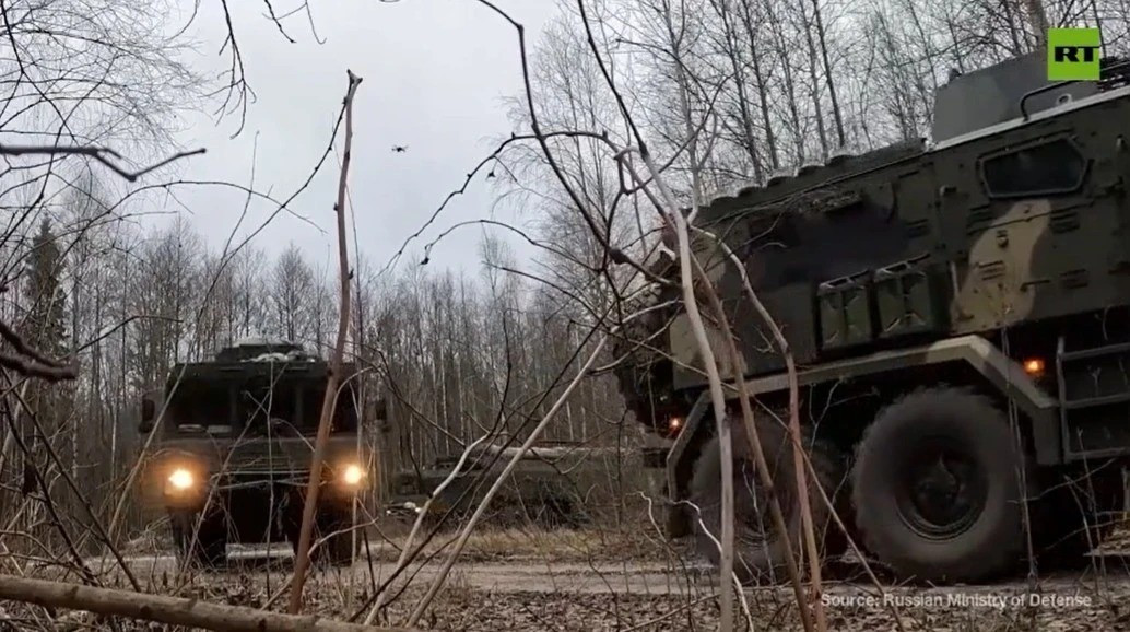 Một số chuyên gia phương Tây nhận định, việc phô trương Oreshnik cho thấy Điện Kremlin ngày càng dựa vào răn đe hạt nhân, nhằm ngăn NATO tiếp tục cung cấp cho Ukraine các loại vũ khí tầm xa, có khả năng tấn công sâu vào lãnh thổ Nga.