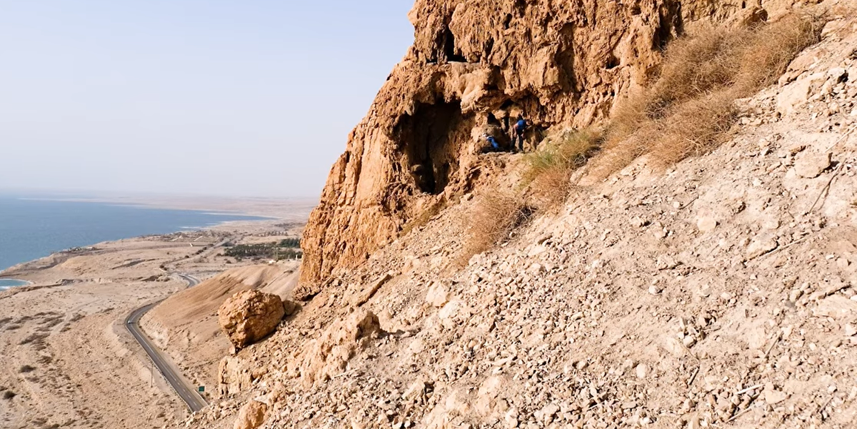 Một nhóm các nhà khảo cổ học đến từ Dự án Khảo sát Sa mạc Judea đã leo vào một hang động trên vách đá nhìn ra Biển Chết thì bất ngờ phát hiện sự việc kỳ lạ. Ảnh: @Dự án Khảo sát Sa mạc Judea.
