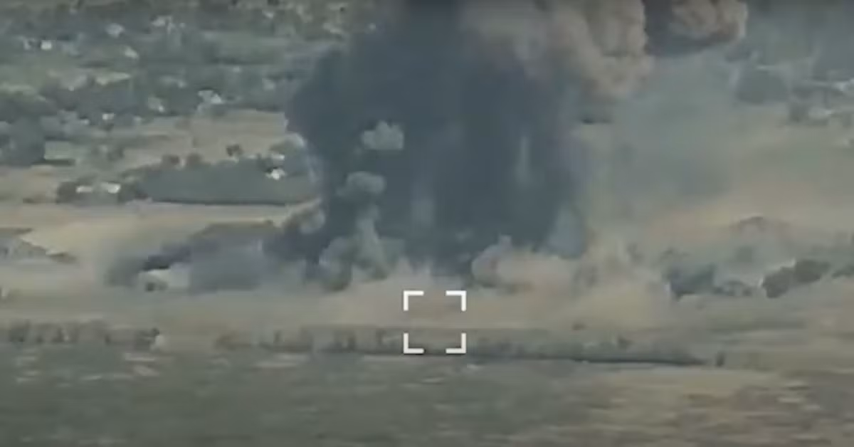 Chiếc xe nhanh chóng chìm trong biển lửa, dẫn đến việc cả bệ phóng và đầu đạn trên M1991 đều bị phá hủy hoàn toàn. Ảnh: @Tiểu đoàn tinh nhuệ “Raid”.