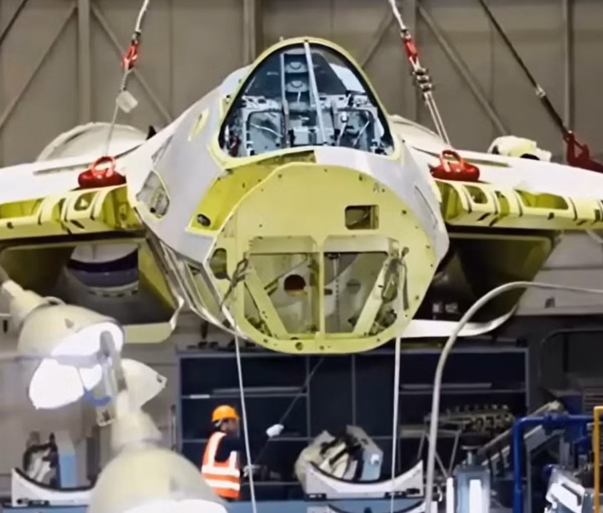 Mẫu máy bay mới được gọi là Su-57M1, được trang bị động cơ AL-51F1 (một sản phẩm động cơ phái sinh từ bản động cơ AL-41F-1S hiện đang cung cấp năng lượng cho máy bay chiến đấu Su-35 'thế hệ 4++). Ảnh: @Next-Generation Future.