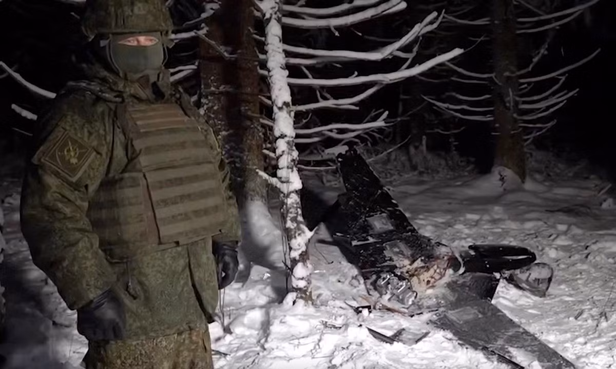 Bộ Quốc phòng Nga cho biết thêm, các đợt tấn công được triển khai từ các vùng Sumy và Chernihiv của Ukraine, với tổng cộng 91 UAV cánh cố định, được phóng ở độ cao cực thấp nhằm né tránh hệ thống radar và các phương tiện trinh sát phòng không của Nga.