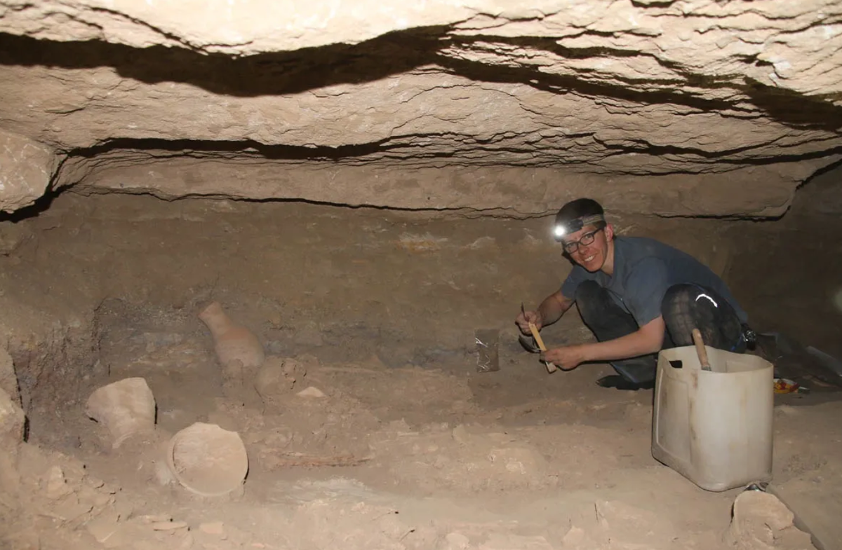 Một trong những phát hiện nổi bật nhất tại ngôi mộ này là một chiếc bình đất sét được trang trí bằng một vạch đen đã phai màu. Bên trong là tàn tích của than lửa, bao gồm cả xương động vật cháy xém, phân hóa thạch và mảnh vụn côn trùng. Ảnh: @Henryk Paner.