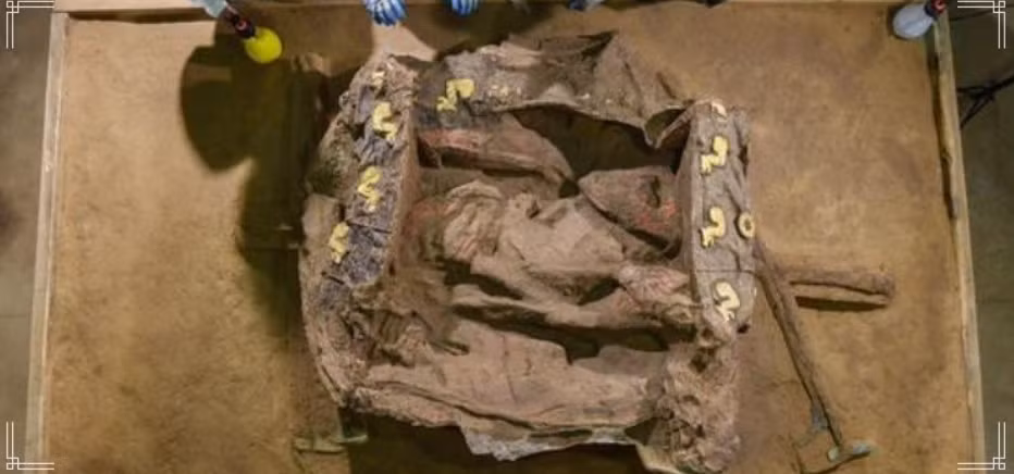 Các kỹ thuật thăm dò, phân tích khảo cổ học chuyên sâu cho thấy, đó là tàn tích của một chiếc xe kéo bằng sức người. Ảnh: @Viện Hàn lâm Khoa học Xã hội Trung Quốc.