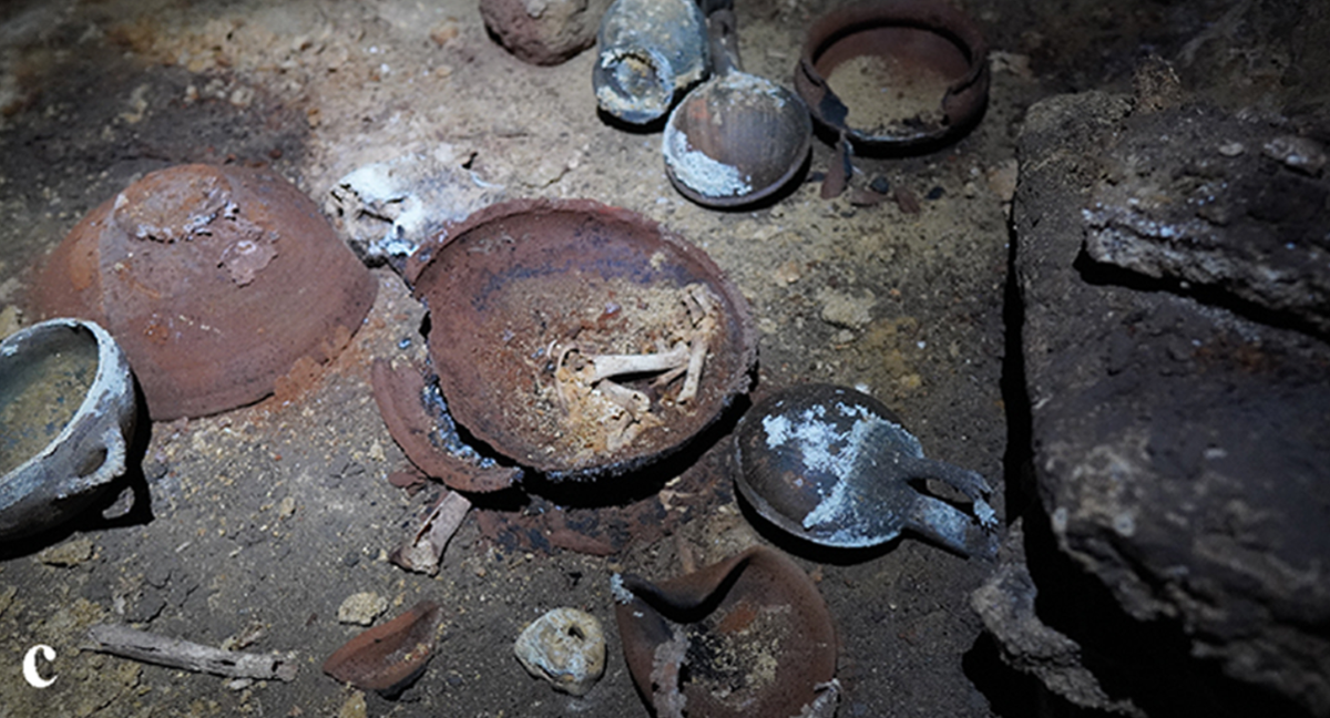 Kiến trúc tinh xảo của căn phòng đá chôn cất với mặt tiền chạm khắc, lối vào hình vòm và bố cục đối xứng, tất cả cho thấy trình độ kỹ thuật cao và có sự đầu tư đáng kể, những đặc điểm thường chỉ dành cho giới thượng lưu. Ảnh: @Cơ Quan Cổ Vật Israel.