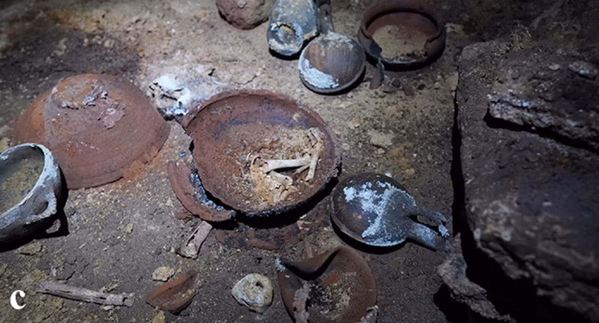 Kiến trúc tinh xảo của căn phòng đá chôn cất với mặt tiền chạm khắc, lối vào hình vòm và bố cục đối xứng, tất cả cho thấy trình độ kỹ thuật cao và có sự đầu tư đáng kể, những đặc điểm thường chỉ dành cho giới thượng lưu. Ảnh: @Cơ Quan Cổ Vật Israel.