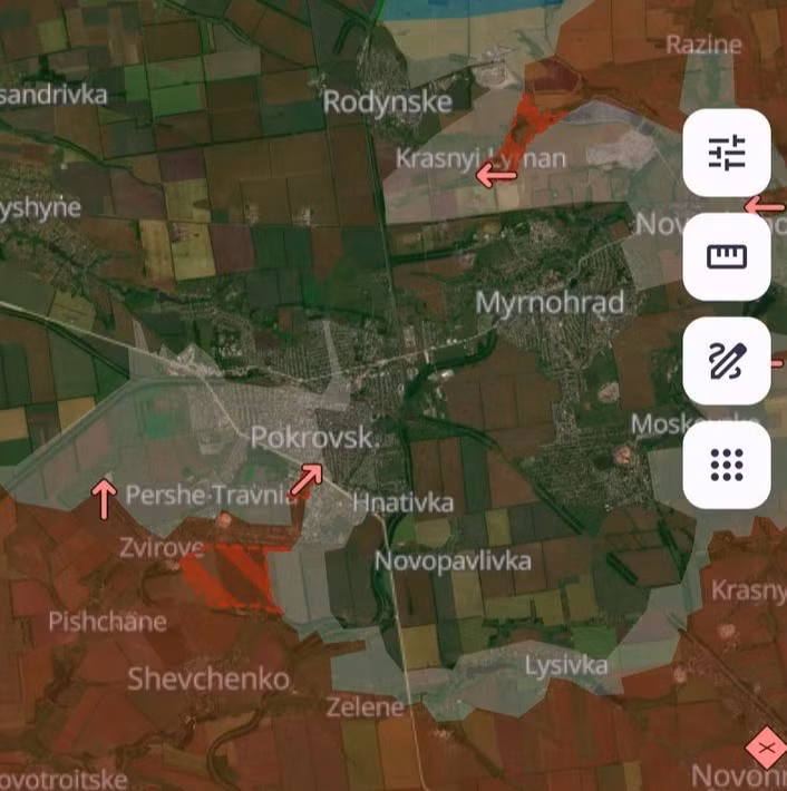 Tổng thống Vladimir Putin tuyên bố Pokrovsk “đã bị bao vây hoàn toàn”, song giới chức Ukraine bác bỏ, nói rằng quân đội vẫn đang kiểm soát phần lớn khu vực phía tây thành phố. Mức độ kiểm soát của Nga hiện là chủ đề gây tranh cãi, nhưng việc binh lính Moscow xuất hiện trong nội đô là tín hiệu cho thấy thế trận đã thay đổi.