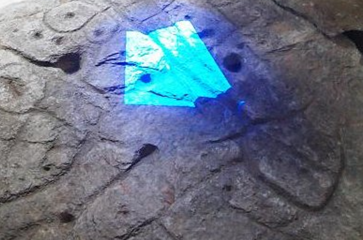 Điều này đã khiến tảng đá trở thành bản đồ 3D lâu đời nhất được biết đến ở châu Âu. Ảnh: @Yvan Pailler và Clément Nicolas.