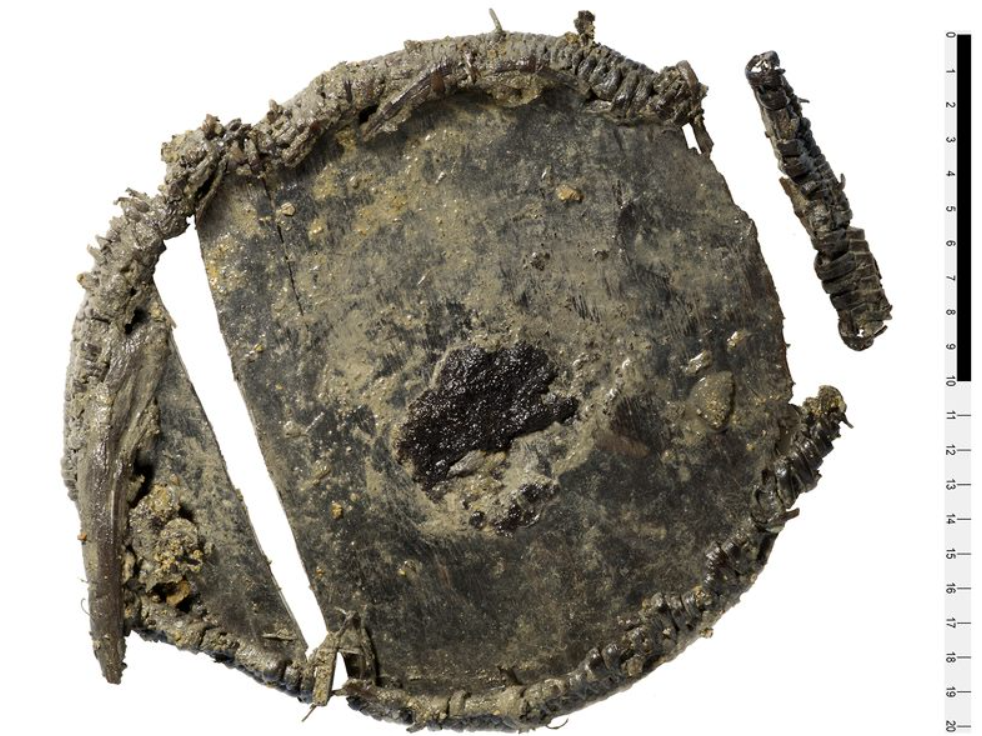 Về cơ bản, chiếc bình có đường kính 20 cm, được làm từ gỗ thông, liễu và gỗ cây tùng kết hợp lại. Ảnh: @Viện Nghiên Cứu Atlas Obscura.