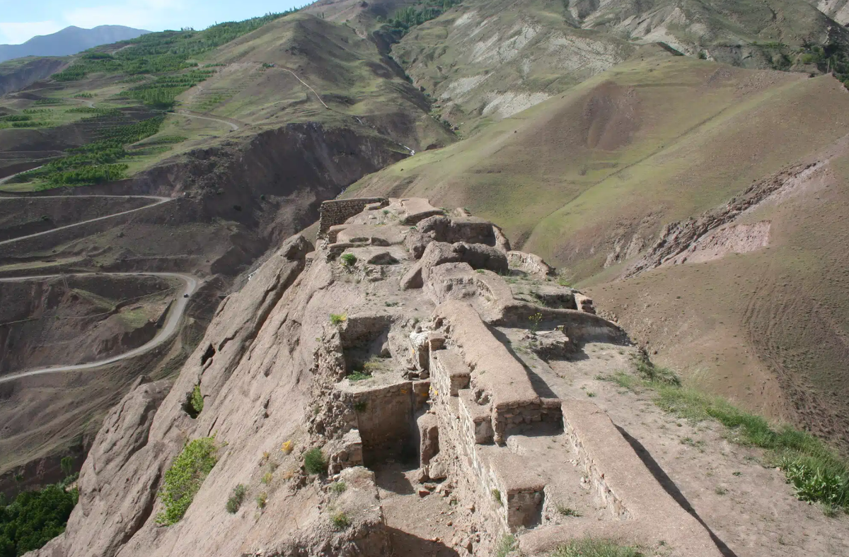 Mới đây, các nhà khảo cổ học đã phát hiện ra hài cốt người trong một hang động ở miền bắc Iran. Ảnh: @monaoryat9.