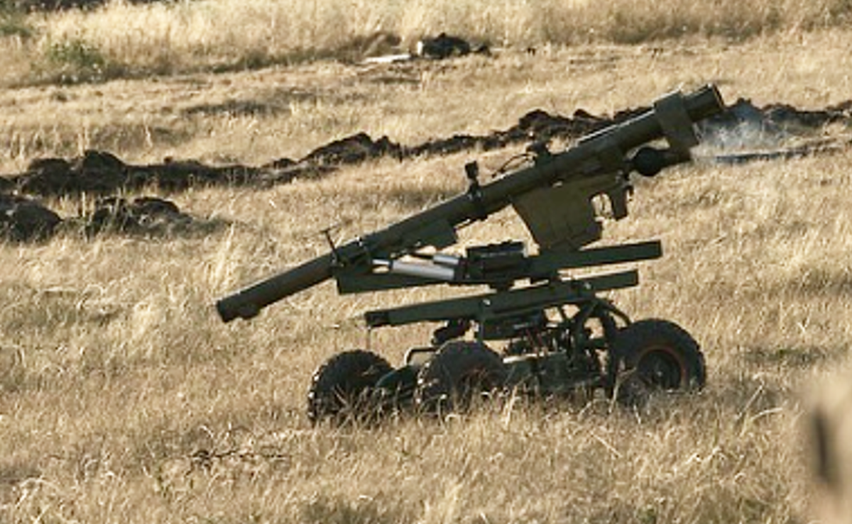 9K38 Igla là hệ thống phòng không vác vai thời Liên Xô cũ, được gọi là MANPADS. Về cơ bản, đây là vũ khí phóng từ vai, có thể bắn tên lửa vào các mục tiêu có độ nguy hiểm cao hơn như máy bay, trực thăng và tên lửa hành trình, vốn nằm ngoài tầm với của súng máy. Ảnh: @Lữ đoàn cơ giới số 28 của Ukraine.