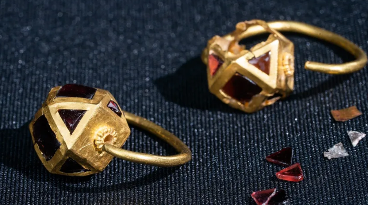 Hoa tai có lẽ được nhập khẩu, trong khi trâm cài áo được chế tác tại Crimea. Ảnh: @Viện Khảo cổ học Crimea.