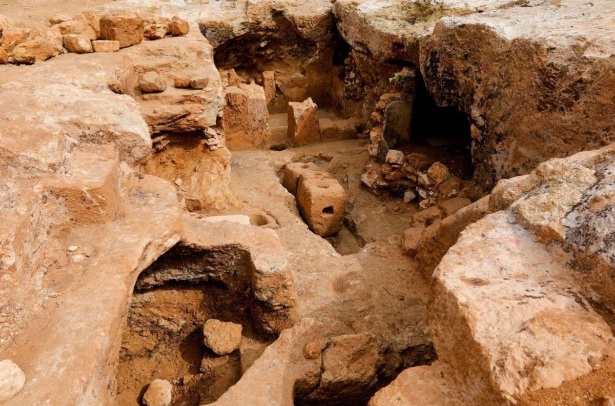 Bên dưới lớp bụi cổ xưa của Khirbat Ibreika ở miền nam Israel, các nhà khảo cổ học đến từ Cơ quan Cổ vật Israel đã bất ngờ khai quật được nhiều vật thể bí ẩn, kỳ lạ. Ảnh: @Cơ quan Cổ vật Israel.