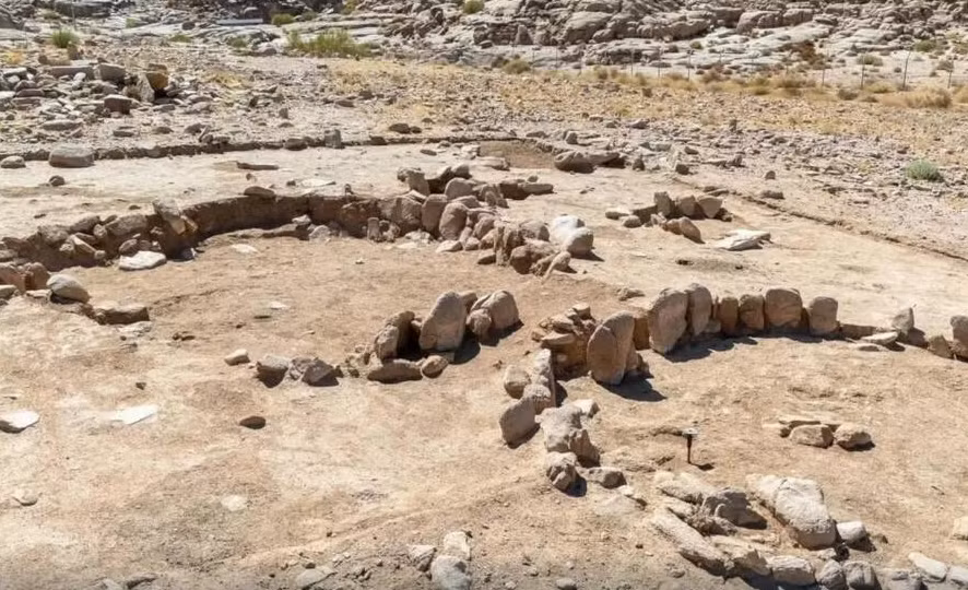 Dựa trên những gì tìm thấy tại địa điểm, các nhà khảo cổ cũng nghi ngờ rằng, đây là một khu định cư lâu dài, có người sinh sống. Nhóm đã phát hiện ra những công trình bằng đá hình bán nguyệt, nơi từng có người sinh sống, được bao quanh bởi các khu vực chứa đồ, lối đi và hố lửa. Ảnh: @Bộ Văn hóa Ả Rập Xê Út.