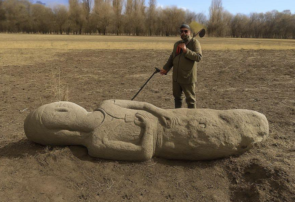 Đó là một bức tượng đá cao 2 mét và ngang khoảng hơn 70 centimet. Ảnh: @Erkin Turbayev.