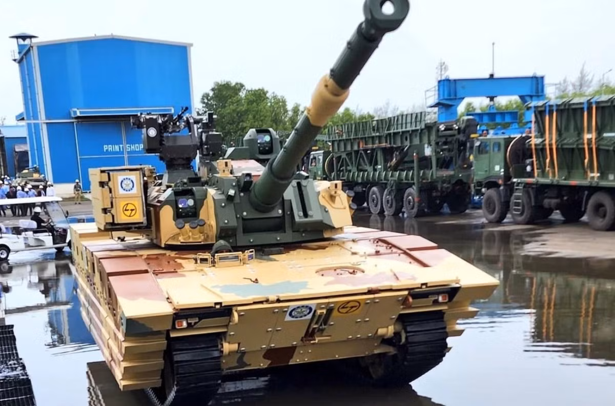 Chương trình phát triển Xe tăng hạng nhẹ Zorawar được khởi xướng sau cuộc đụng độ tại Thung lũng Galwan năm 2020 giữa Ấn Độ và Trung Quốc, vốn đã phơi bày những hạn chế về khả năng vận hành của các xe tăng hạng nặng T-72 và T-90 của Ấn Độ tại các khu vực biên giới vùng cao. Việc Trung Quốc triển khai xe tăng hạng nhẹ Type 15 cùng thời điểm căng thẳng đó đã nhấn mạnh nhu cầu của Ấn Độ về việc phải có một loại xe tăng tương đương. Ảnh: @Asian Military Review.