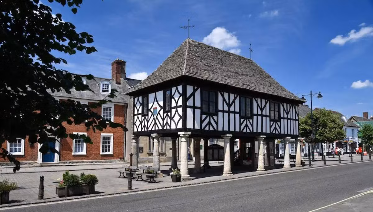 Nhà dò tìm cổ vật người Anh Jay Sangster-Hawkins đã tìm thấy nó ở cánh đồng xung quanh Royal Wootton Bassett, một thị trấn ở phía bắc Wiltshire, không xa Swindon, trong một khu vực mà qua nhiều thế kỷ đã xen kẽ những cánh đồng rộng lớn với những ngôi nhà rải rác Thời Hậu Trung Cổ. Ảnh: @Jay Sangster-Hawkins.