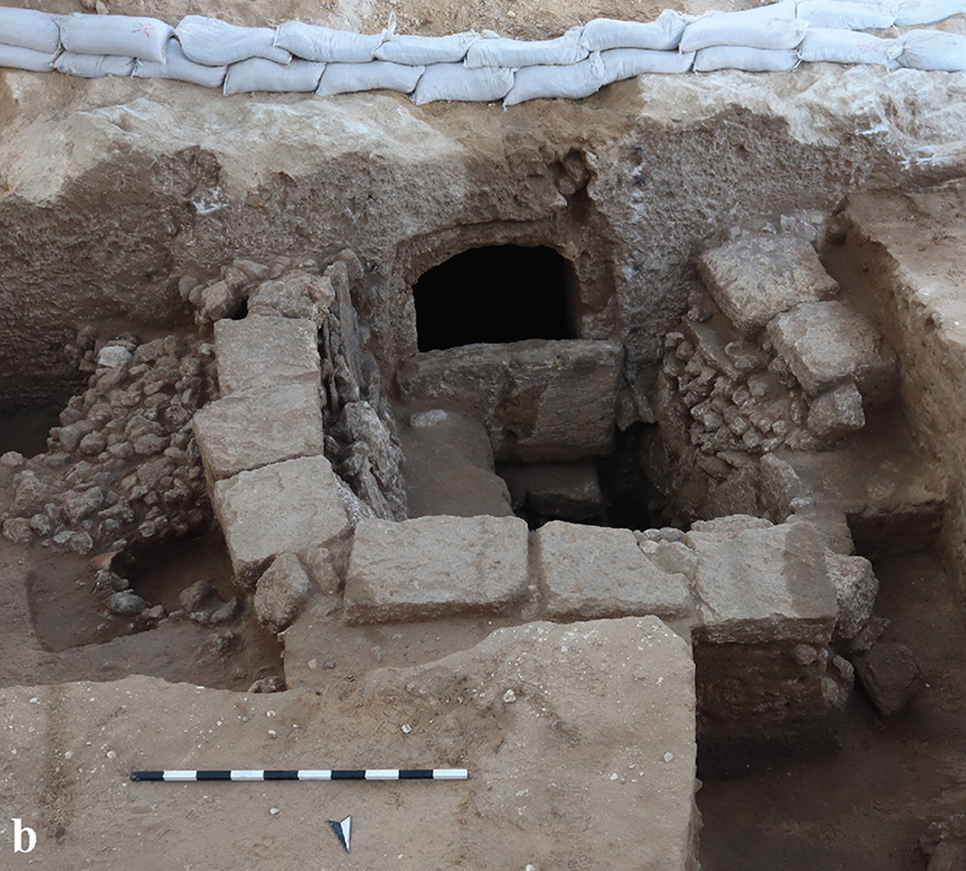 Nhóm chuyên gia thuộc Cơ quan Cổ vật Israel đã tiến hành khai quật và phát hiện một căn phòng hình vuông lớn có chiều dài 6,5 mét, được khoét sâu vào mỏm đá sa thạch với một trụ đỡ ở giữa. Ảnh: @Cơ Quan Cổ Vật Israel.