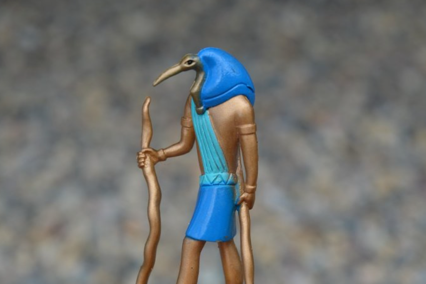 Dòng chữ được dịch như sau: “Trói hai chân lại, ngăn cản điệu nhảy Manna, trói chặt mắt, tay, chân, những thứ cần phải làm để giam không cho Manna có thể nhảy múa trong nhà hát”. Để khiến lời nguyền trở nên mạnh mẽ nhất có thể, kẻ đâm sau lưng thời xưa đã cầu xin sự giúp đỡ từ nhiều vị thần, bao gồm Thoth, một vị thần Ai Cập cổ đại về trí tuệ, khoa học, văn học, chữ viết và là người giữ các cuốn sách thiêng. Ảnh: @Đại học Verona.