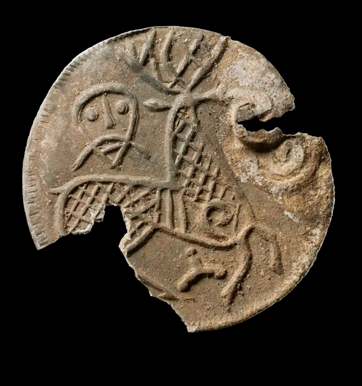 Bà được trao một chiếc vòng cổ bằng hạt thủy tinh tuyệt đẹp, một chiếc chìa khóa sắt, một con dao có cán bằng bạc và trên hết là một mảnh pha lê nhỏ có thể dùng làm bùa hộ mệnh. Ảnh: @Bảo tàng Odense.