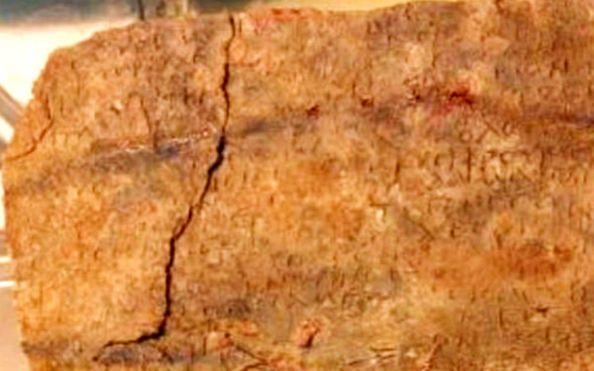 Đó là một tấm bia đá có khắc các dòng chữ Hy Lạp cổ. Ước tính tấm bia đá này khoảng 1.500 năm tuổi. Ảnh: @Đại học Verona.