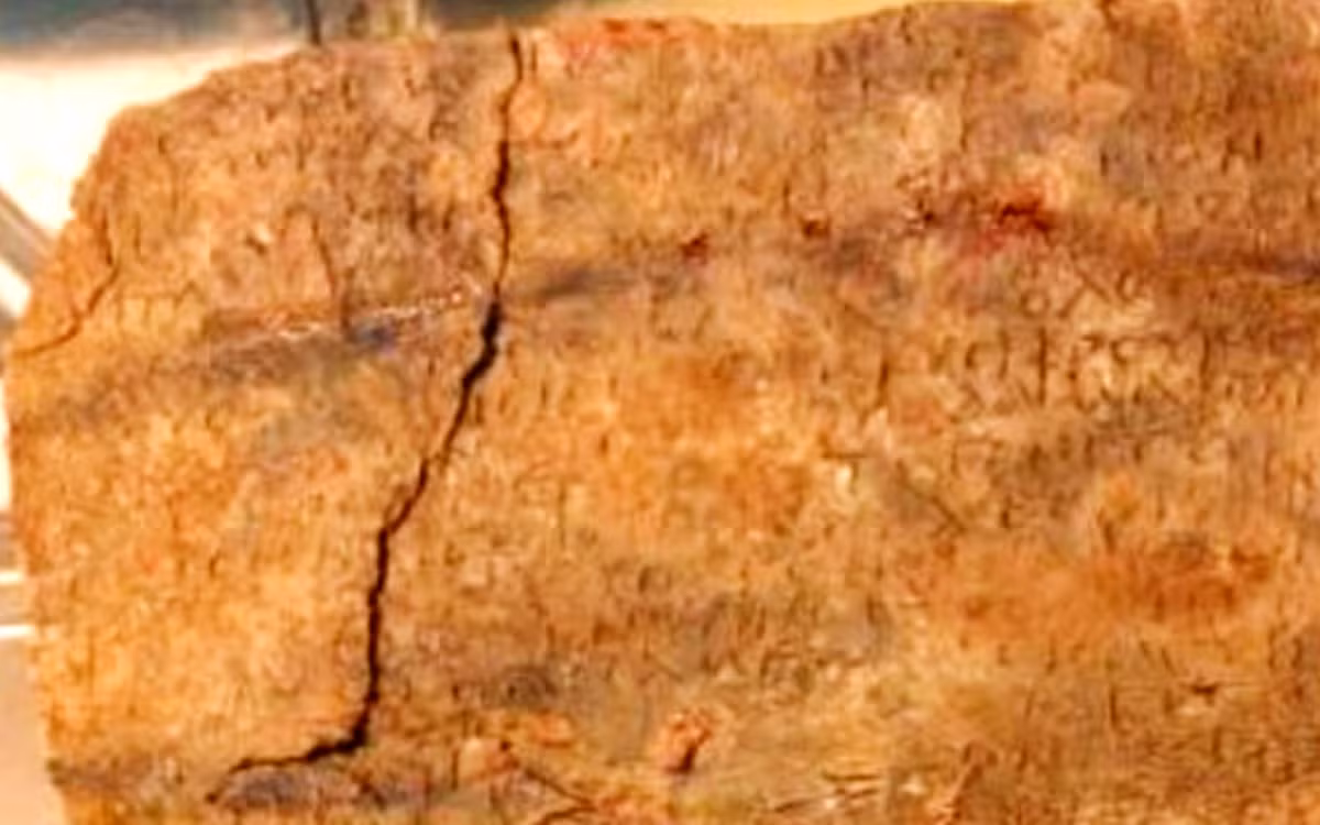 Đó là một tấm bia đá có khắc các dòng chữ Hy Lạp cổ. Ước tính tấm bia đá này khoảng 1.500 năm tuổi. Ảnh: @Đại học Verona.