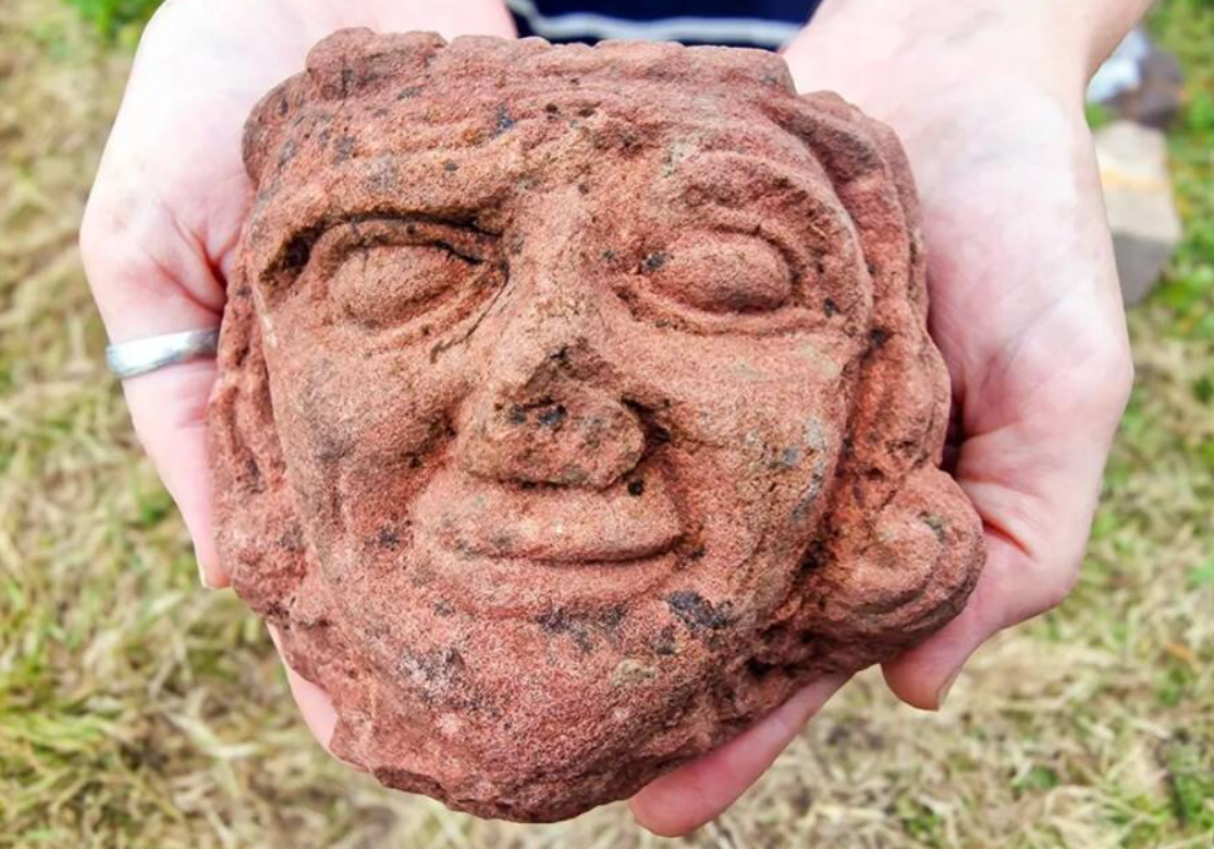 Các kỹ thuật thăm dò, phân tích khảo cổ học chuyên sâu cho thấy, đó là một bức tượng đầu đá sa thạch. Tượng đầu đá chạm khắc có niên đại từ thời Viking, khoảng hơn 900 năm tuổi. Ảnh: @Katie Joss.