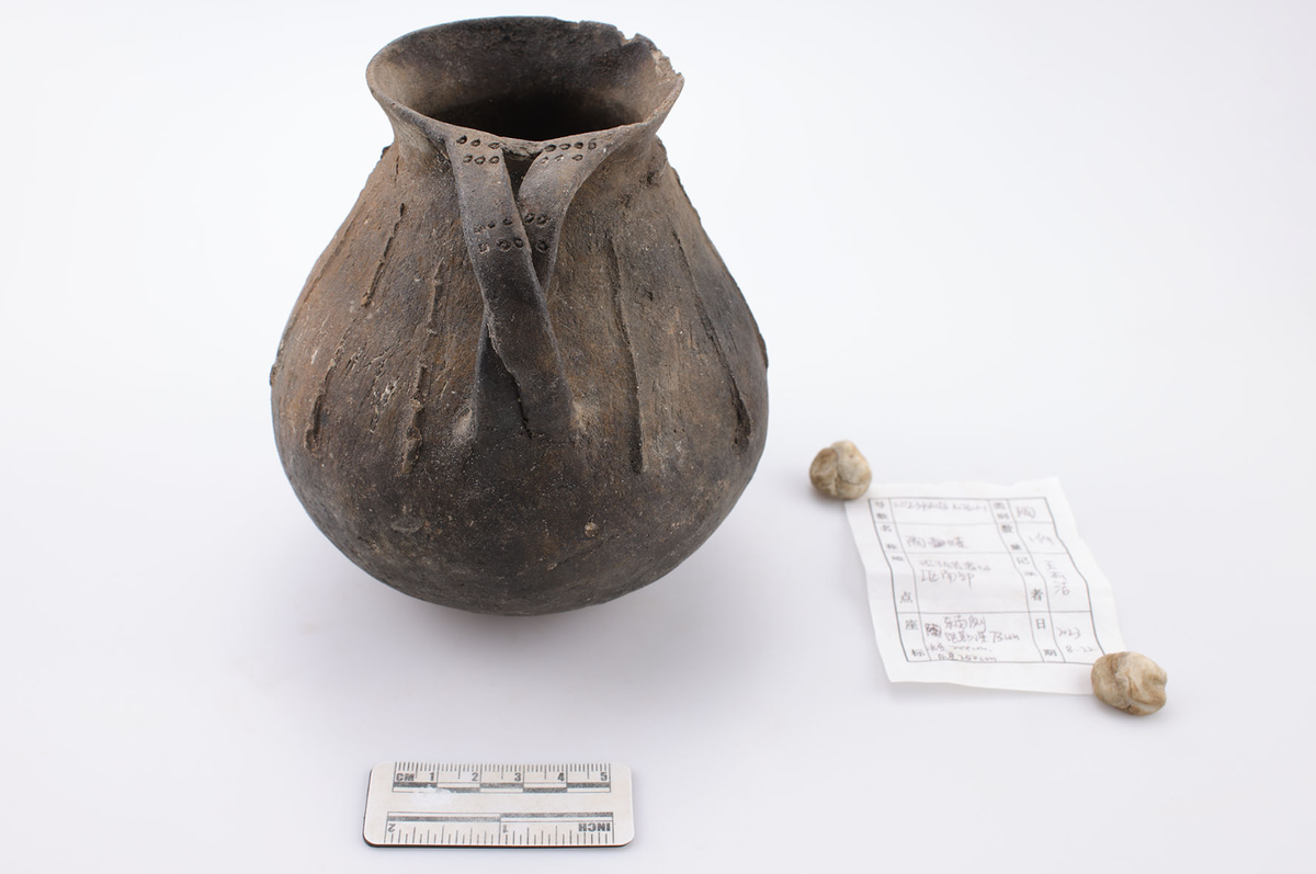 Khi nhóm nghiên cứu đa ngành tiến hành khảo sát hồ, các nhà nghiên cứu đã tìm thấy các mảnh gốm và xương động vật tại địa điểm này. Ảnh: @Palden Nyima và Daqiong/chinadaily.