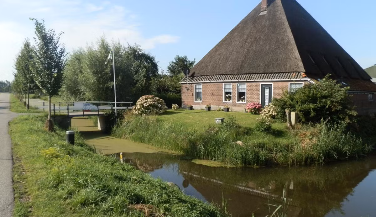 Nhà sử học Lorenzo Ruijter, 27 tuổi, cho biết anh đã săn tìm kho báu từ năm 10 tuổi. Gần đây, khi đang khai quật cổ vật bằng máy dò kim loại tại thành phố nhỏ Hoogwoud, Hà Lan, anh ấy bất ngờ tìm thấy một hiện vật độc đáo có giá trị. Ảnh: @Lorenzo Ruijter.