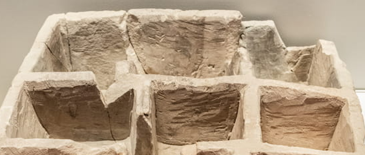 Vật thể này được tìm thấy trong số những tàn tích của một tòa nhà nằm cạnh con phố bậc thang và từng là một cửa hàng. Ảnh: @Cơ quan Cổ vật Israel.