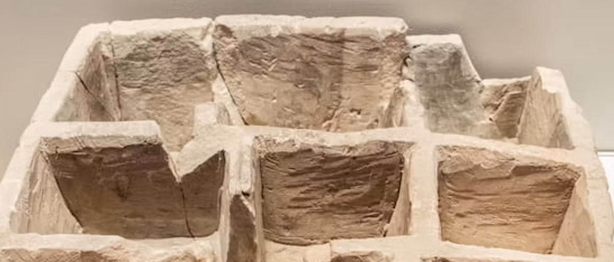 Vật thể này được tìm thấy trong số những tàn tích của một tòa nhà nằm cạnh con phố bậc thang và từng là một cửa hàng. Ảnh: @Cơ quan Cổ vật Israel.